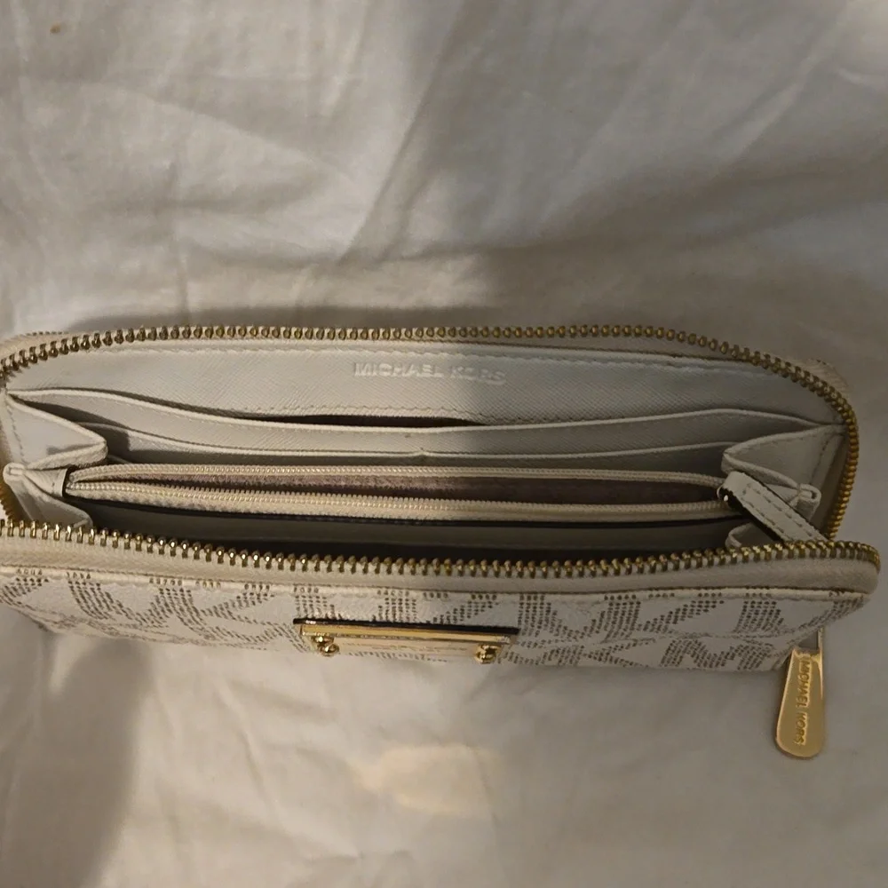 Micheal Kors Jet Set Chain Tote and Wallet - Picture 11 of 13